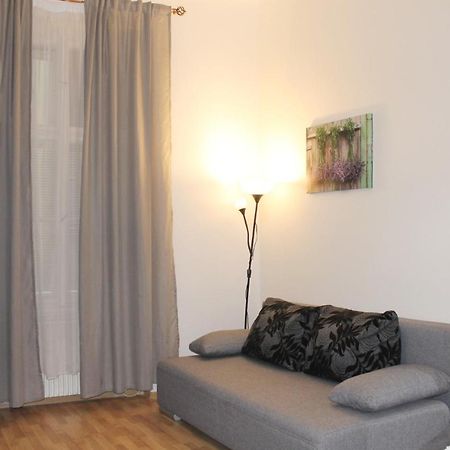 Modern Apartment Ve Smeckach 28 Прага Экстерьер фото